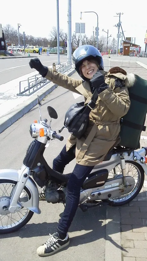 原付にまたがり出発する旅打ち中の一枚