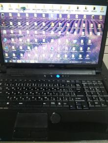 ノートPCの画面とキーボード・机の上(2015-04-29)