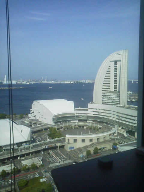 横浜ランドマークタワーと港の風景(横浜の節の直下)