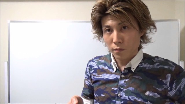 ホワイトボード前で迷彩柄シャツ姿の本人が真顔でこちらを見る・店の情報の扱い方…