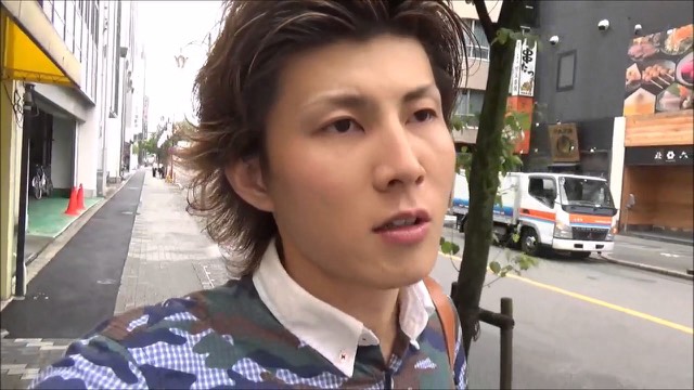 商店街の路上で立ち止まり話す本人「スロプロを辞める方法1」
