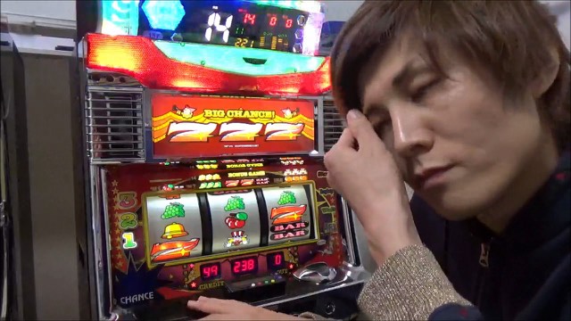 アイムジャグラーのリール演出「BIG CHANCE!」と本人の横顔(動画「アイムジャグラー 設定1 スロプロ500G実戦」より)