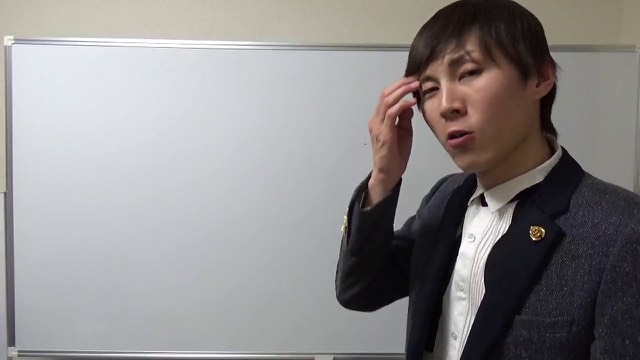 ホワイトボード前で頭に手を当て話す本人(動画「東京のイベント規制がヤバい」より)