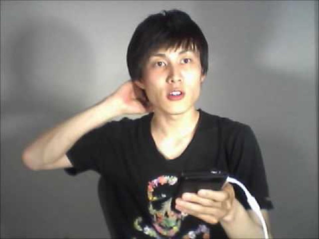 黒Tシャツで耳に手を当てる本人(動画「ノリ打ち、軍団って何考えてるの?」より)
