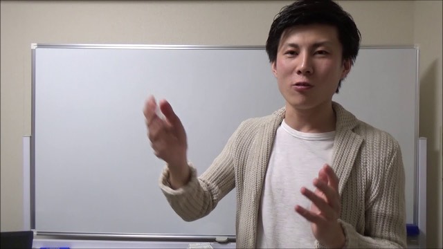 ベージュカーディガン姿で身振りする本人(動画「自分がポンコツなことに気付くべし バジ絆 ジャグラー」より)