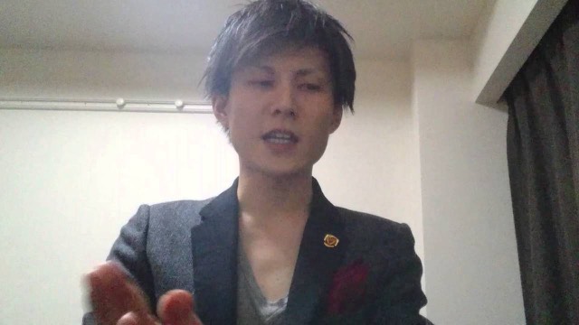 黒ブレザーで正面を見る本人の顔アップ(動画「質問 ハイエナをしている時に台が拾えなくなったら?」より)