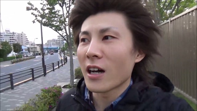 街路樹と歩道を背景に話す本人のアップ・動画「雑誌「でちゃう」イベント狙いについて」より