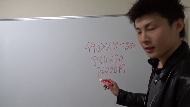 ホワイトボードに「490×1.8=880」等の計算式を書く革ジャン姿の本人(動画「スロマガの旅打ちに物申す【パチスロ】【スロット】」より)